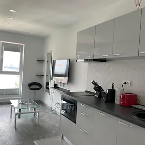Cozy 2-room Penthouse Lakeview W14 Apartament