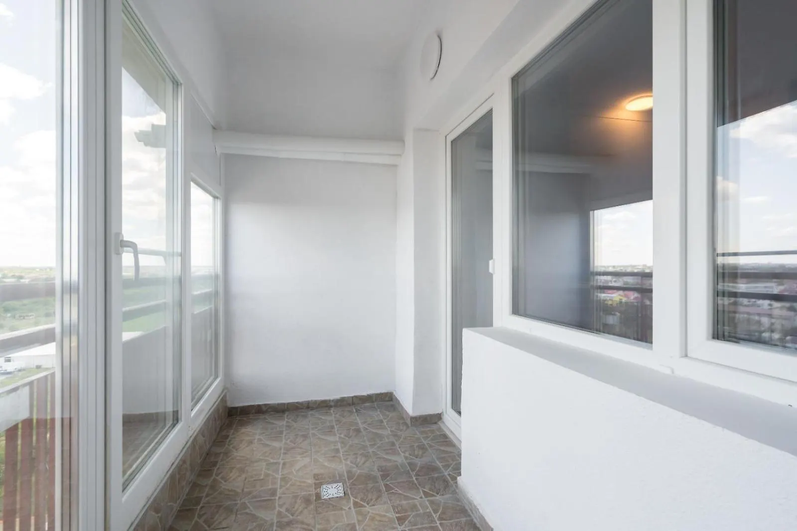 High-End Studio With Panoramic View, Parking & Pool Bucharest Apartment